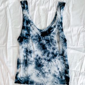 Blue and white marble tank